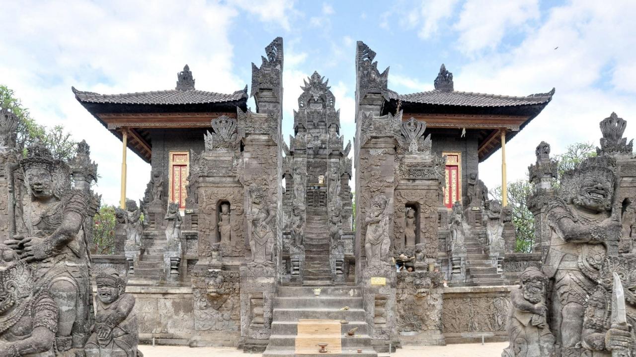 dreamstime_l_51733573 Entrance of Pura Meduwe Karang Temple at Kubutambahan village, 12 km eastern from Singaraja in the north of Bali