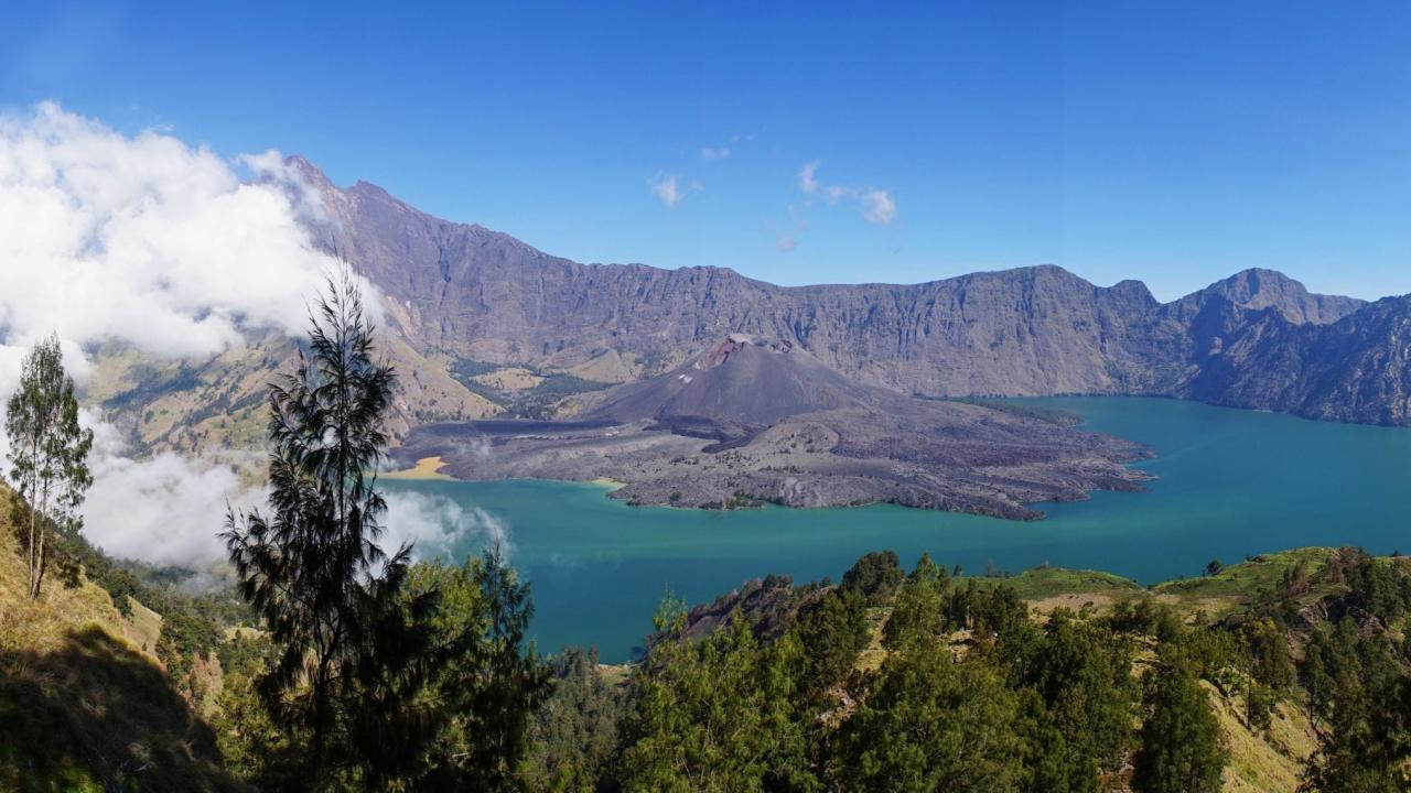 dreamstime_m_105154408 Mount rinjani view at sembalun and senaru crater rim and also lake at segara anak