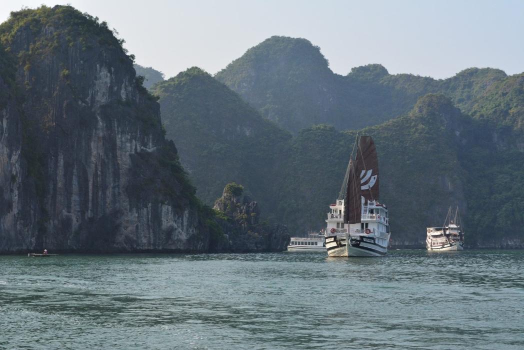 ha-long-bay-2404435_1920